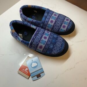 NWT Acorn Women’s Moccasin Purple and Blue/Icelandic Blue Patterned Slippers